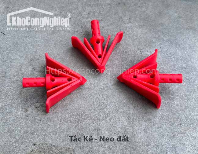 Hướng dẫn dùng tắc kê neo đất chằng néo dây chống gió to, gió bão đổ cây trồng