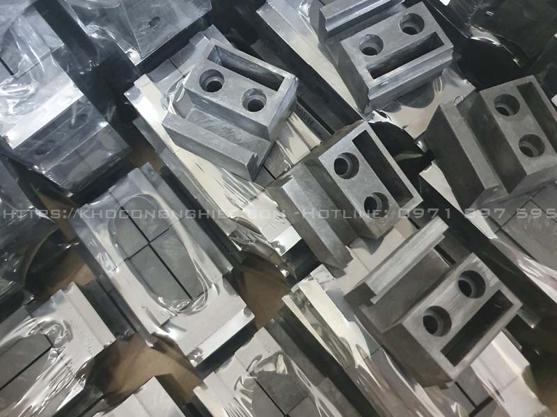 Bạc nhựa đỡ xích để làm gì?