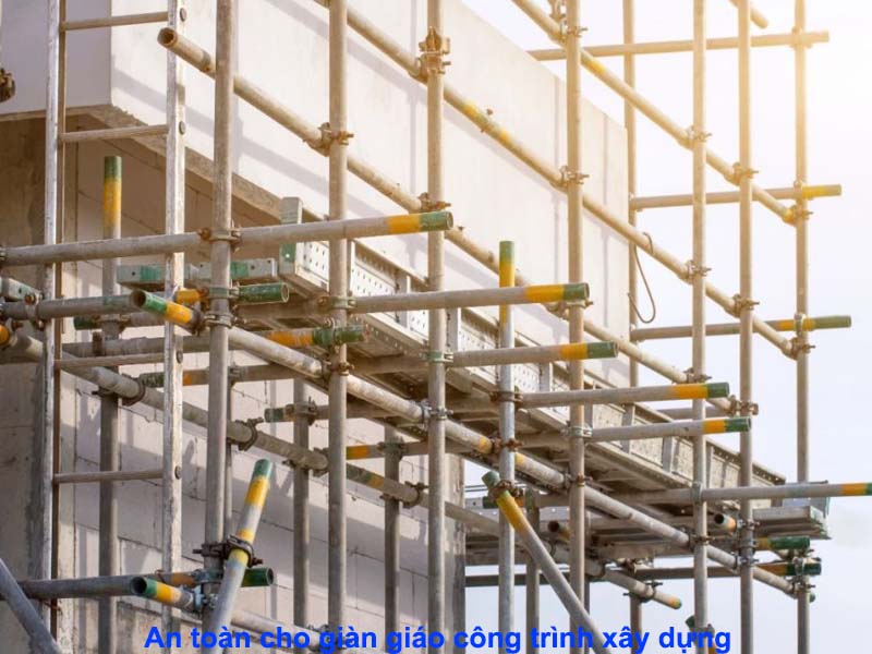 An toàn thi công xây dựng với Nắp nhựa bịt phản quang và Vỏ nhựa bọc khóa giàn giáo