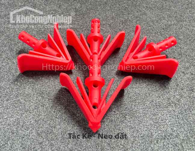 Tắc kê đất (Neo đất) chính hãng - Hình ảnh sản phẩm 2 chất lượng cao tại KHO CÔNG NGHIỆP. Tắc kê nhựa cố định với thiết kế đơn giản nhưng cực kỳ hiệu quả, tắc kê đất giúp tạo ra lực kéo cần thiết để giữ cho cây trồng hoặc công trình không bị đổ ngã trước tác động của gió lớn hay thời tiết xấu, giúp tăng cường độ bền vững mà còn giảm thiểu rủi ro hư hỏng.