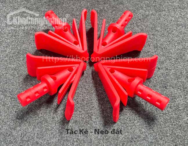 Tắc kê đất (Neo đất) chính hãng - Hình ảnh sản phẩm 3 chất lượng cao tại KHO CÔNG NGHIỆP. Tắc kê nhựa cố định với thiết kế đơn giản nhưng cực kỳ hiệu quả, tắc kê đất giúp tạo ra lực kéo cần thiết để giữ cho cây trồng hoặc công trình không bị đổ ngã trước tác động của gió lớn hay thời tiết xấu, giúp tăng cường độ bền vững mà còn giảm thiểu rủi ro hư hỏng.