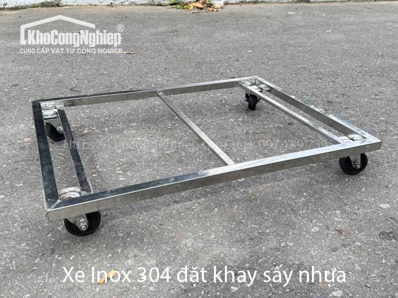 Xe đẩy khay inox 304 – Dùng cho khay sấy nhựa 60x80cm chính hãng - Hình ảnh sản phẩm 1 chất lượng cao tại KHO CÔNG NGHIỆP. Xe đẩy inox 304 chuyên dụng cho khay sấy 60x80cm, thiết kế chắc chắn, chịu nhiệt, chống gỉ, di chuyển linh hoạt. Gia công theo yêu cầu, phù hợp phòng sấy nhựa, thực phẩm, dược liệu. Giao hàng toàn quốc.
