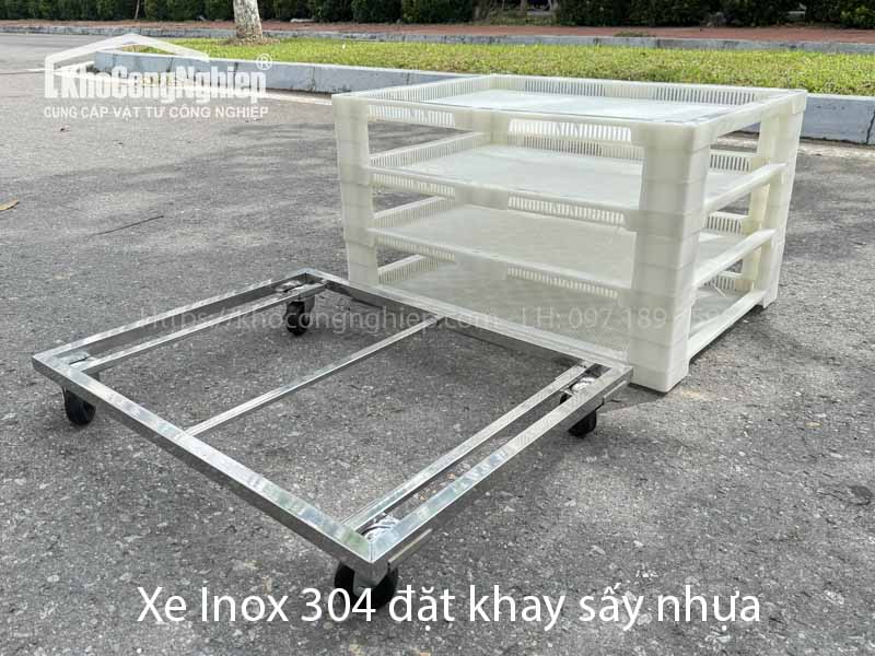 Xe đẩy khay inox 304 – Dùng cho khay sấy nhựa 60x80cm chính hãng - Hình ảnh sản phẩm 2 chất lượng cao tại KHO CÔNG NGHIỆP. Xe đẩy inox 304 chuyên dụng cho khay sấy 60x80cm, thiết kế chắc chắn, chịu nhiệt, chống gỉ, di chuyển linh hoạt. Gia công theo yêu cầu, phù hợp phòng sấy nhựa, thực phẩm, dược liệu. Giao hàng toàn quốc.