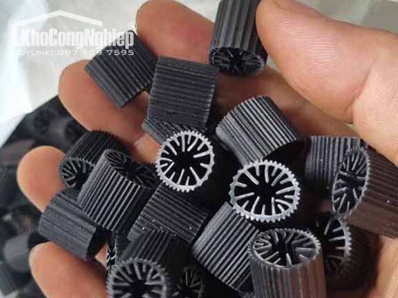 Giá thể vi sinh ống D15 (Microbial Tube D15) chính hãng - Hình ảnh sản phẩm 1 chất lượng cao tại KHO CÔNG NGHIỆP. Giá thể vi sinh ống D15 làm từ nhựa HDPE, thiết kế dạng ống tròn, bề mặt riêng ≥ 1000 m²/m³, độ rỗng đến 96%. Thích hợp cho hệ MBBR, sinh học hiếu khí và kỵ khí. Sản phẩm nhẹ, dễ vận hành, hiệu quả xử lý cao, phù hợp cho các hệ thống xử lý nước thải công nghiệp và dân dụng.