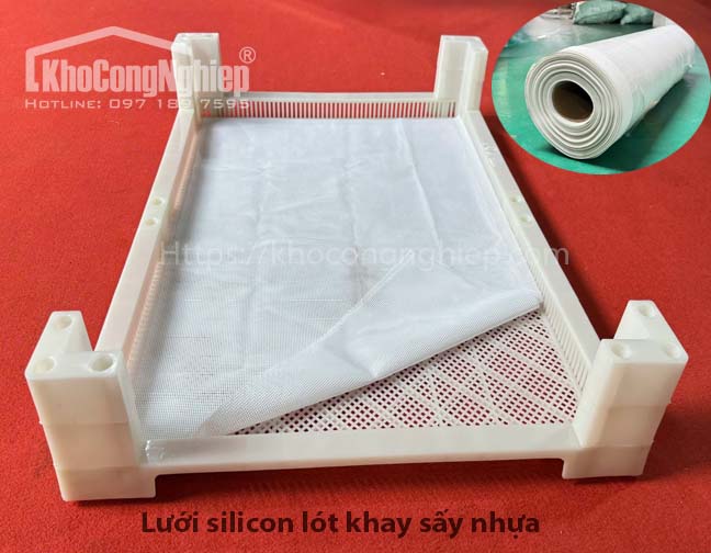 Lưới Silicon lót khay sấy nhựa, inox chính hãng - Hình ảnh sản phẩm 3 chất lượng cao tại KHO CÔNG NGHIỆP. Lưới silicon là sản phẩm lót chống dính hiệu quả cho khay nhựa và inox. Sản phẩm chịu nhiệt độ cao, có độ bền tốt, không dễ rách hoặc biến dạng - tái sử dụng nhiều lần. Lưới giúp thực phẩm không dính vào khay, dễ dàng lấy ra mà không cần dầu mỡ, đồng thời dễ vệ sinh và đảm bảo an toàn vệ sinh thực phẩm. Sản phẩm này rất hữu ích trong quá trình sấy hoặc nướng thực phẩm.