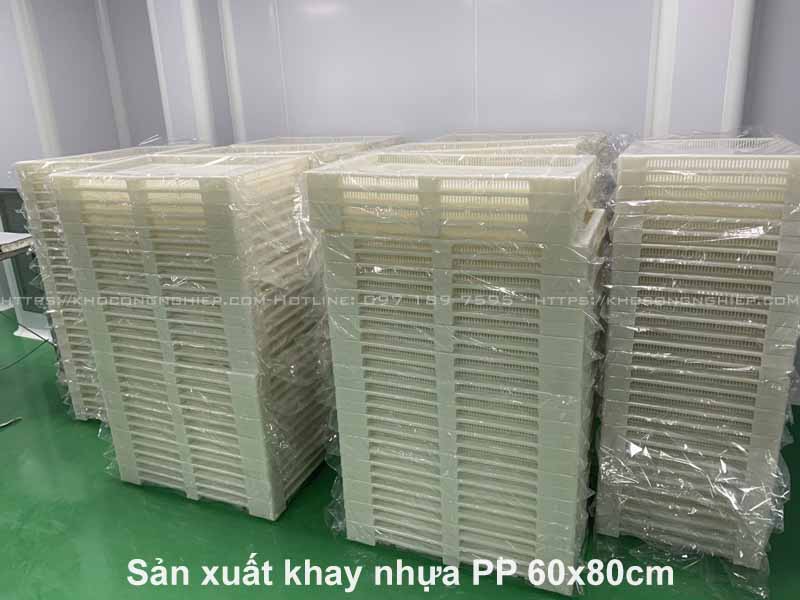 Khay nhựa nuôi tằm chính hãng - Hình ảnh sản phẩm 2 chất lượng cao tại KHO CÔNG NGHIỆP. Việc sử dụng khay nhựa thay thế nong tre trong nuôi tằm mang lại nhiều ưu điểm vượt trội: sạch sẽ, kháng khuẩn, dễ vệ sinh và không bị ẩm mốc. Khay nhựa giúp kiểm soát tốt nhiệt độ, độ ẩm, tiết kiệm không gian nhờ khả năng xếp chồng, đồng thời nâng cao năng suất và chất lượng kén tằm. Với độ bền cao, tái sử dụng nhiều lần, khay nhựa và lưới silicon hiện đại giúp giảm chi phí đầu tư, tối ưu hiệu quả trong sản xuất.
