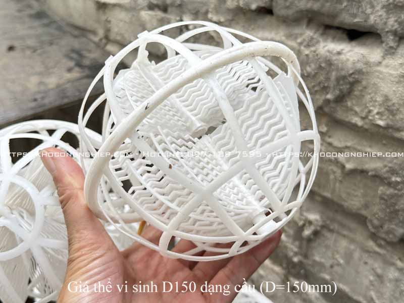 Giá thể vi sinh dạng cầu D150 – Giải pháp xử lý nước thải y tế và nước thải công nghiệp chính hãng - Hình ảnh sản phẩm 1 chất lượng cao tại KHO CÔNG NGHIỆP. Giá thể vi sinh dạng cầu D150 bằng nhựa PP nguyên sinh, đường kính 150 mm, bề mặt tiếp xúc 180–225 m2/m³, độ rỗng ≥90%, chịu nhiệt 5–80°C. Sản phẩm tối ưu cho bể sinh học tải cao, giúp xử lý BOD, COD, Amoni hiệu quả, ứng dụng trong hệ thống nước thải y tế (QCVN 28:2010/BTNMT) và công nghiệp (QCVN 40:2025/BTNMT), đảm bảo nước đầu ra đạt tiêu chuẩn môi trường