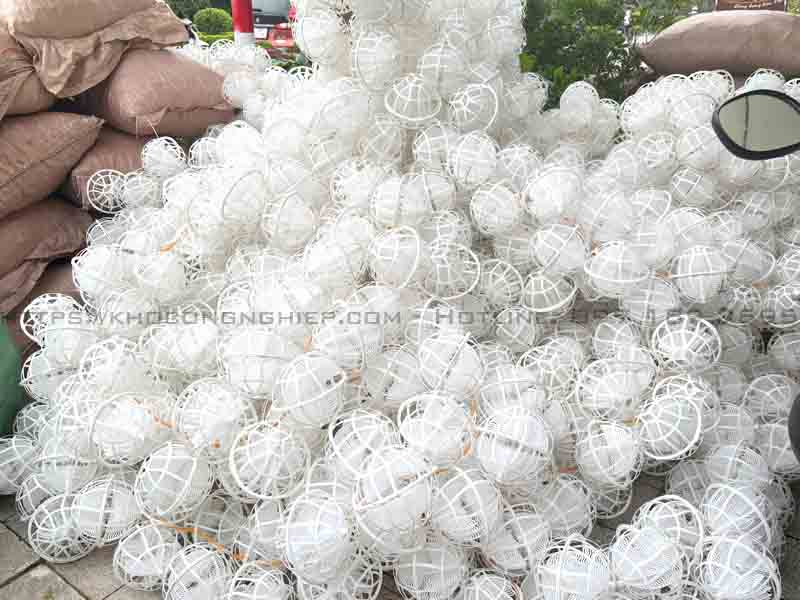 Giá thể vi sinh dạng cầu D150 – Giải pháp xử lý nước thải y tế và nước thải công nghiệp chính hãng - Hình ảnh sản phẩm 2 chất lượng cao tại KHO CÔNG NGHIỆP. Giá thể vi sinh dạng cầu D150 bằng nhựa PP nguyên sinh, đường kính 150 mm, bề mặt tiếp xúc 180–225 m2/m³, độ rỗng ≥90%, chịu nhiệt 5–80°C. Sản phẩm tối ưu cho bể sinh học tải cao, giúp xử lý BOD, COD, Amoni hiệu quả, ứng dụng trong hệ thống nước thải y tế (QCVN 28:2010/BTNMT) và công nghiệp (QCVN 40:2025/BTNMT), đảm bảo nước đầu ra đạt tiêu chuẩn môi trường