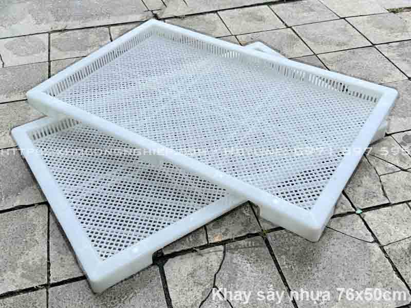 Khay sấy nhựa 76x50cm chính hãng - Hình ảnh sản phẩm 3 chất lượng cao tại KHO CÔNG NGHIỆP. Khay nhựa sấy thuốc, viên nang, dược liệu, viên thực phẩm chức năng; kích thước 760x500x50mm, chất liệu nhựa PP chịu nhiệt, chống co. Dùng cho phòng sấy lạnh, sấy nhiệt, tách ẩm. Đáp ứng mọi nhu cầu sản xuất chế biến từ quy mô hộ gia đình đến nhà máy lớn.