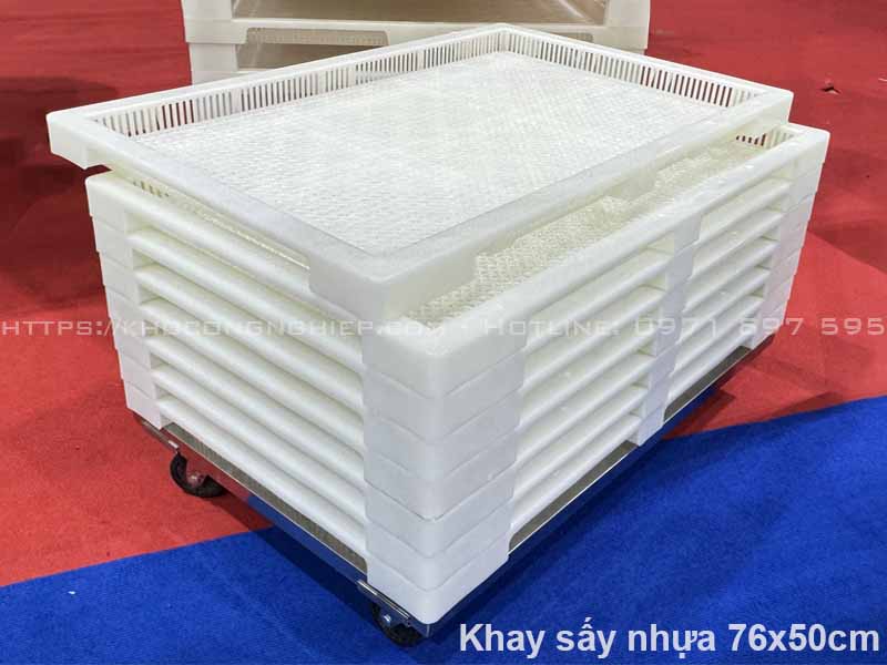 Khay sấy nhựa 76x50cm chính hãng - Hình ảnh sản phẩm 4 chất lượng cao tại KHO CÔNG NGHIỆP. Khay nhựa sấy thuốc, viên nang, dược liệu, viên thực phẩm chức năng; kích thước 760x500x50mm, chất liệu nhựa PP chịu nhiệt, chống co. Dùng cho phòng sấy lạnh, sấy nhiệt, tách ẩm. Đáp ứng mọi nhu cầu sản xuất chế biến từ quy mô hộ gia đình đến nhà máy lớn.