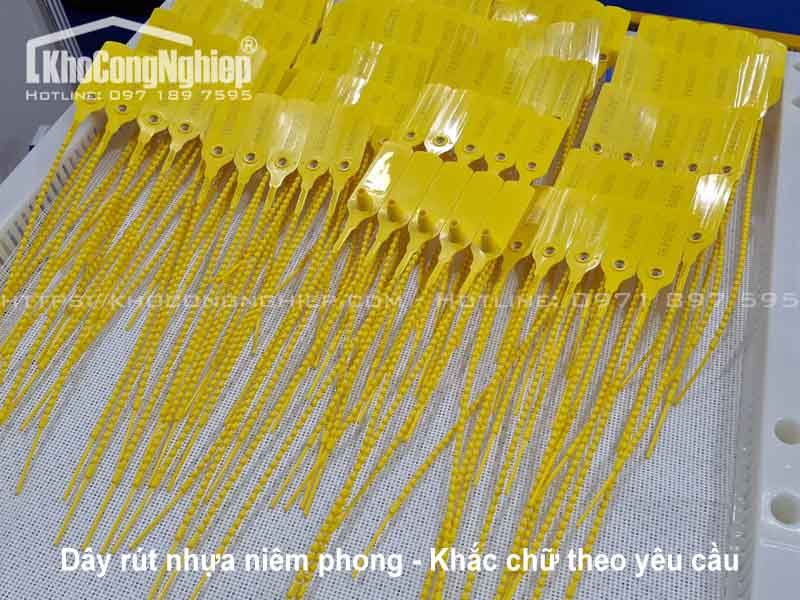 Seal nhựa niêm phong (Seal đốt trúc)  chính hãng - Hình ảnh sản phẩm 5 chất lượng cao tại KHO CÔNG NGHIỆP. Seal nhựa niêm phong (hay Seal đốt trúc) là dây rút một chiều bằng nhựa bền, có số seri chống giả mạo, dùng để niêm phong hàng hóa, container, xe tải, thiết bị đo điện nước… giúp đảm bảo an toàn, ngăn mở trái phép và dễ dàng kiểm soát trong quá trình vận chuyển hoặc lưu kho.