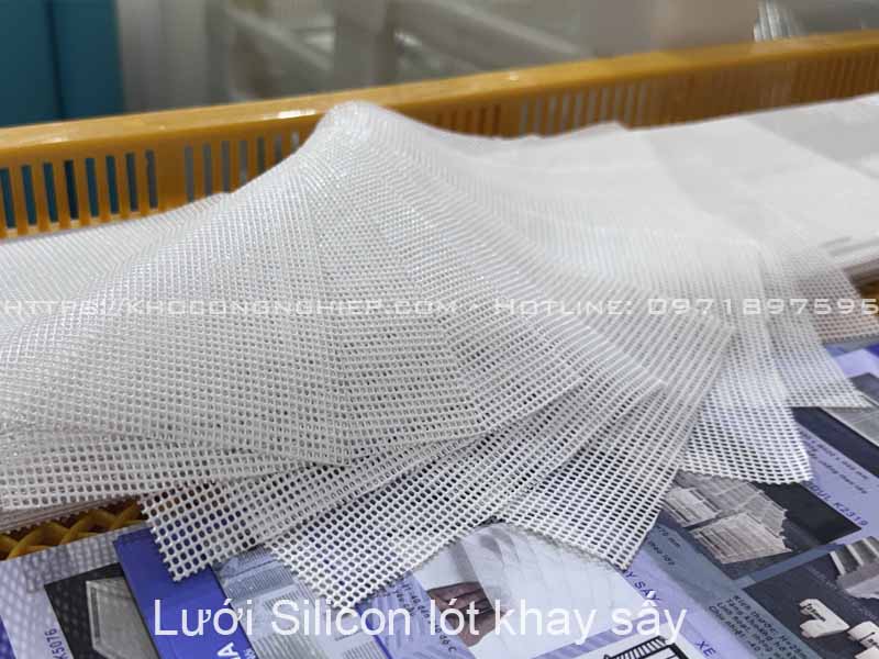 Lưới Silicon lót khay sấy nhựa, inox chính hãng - Hình ảnh sản phẩm 4 chất lượng cao tại KHO CÔNG NGHIỆP. Lưới silicon là sản phẩm lót chống dính hiệu quả cho khay nhựa và inox. Sản phẩm chịu nhiệt độ cao, có độ bền tốt, không dễ rách hoặc biến dạng - tái sử dụng nhiều lần. Lưới giúp thực phẩm không dính vào khay, dễ dàng lấy ra mà không cần dầu mỡ, đồng thời dễ vệ sinh và đảm bảo an toàn vệ sinh thực phẩm. Sản phẩm này rất hữu ích trong quá trình sấy hoặc nướng thực phẩm.