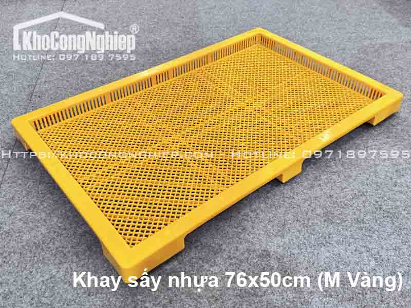 Khay sấy nhựa 76x50cm chính hãng - Hình ảnh sản phẩm 2 chất lượng cao tại KHO CÔNG NGHIỆP. Khay nhựa sấy thuốc, viên nang, dược liệu, viên thực phẩm chức năng; kích thước 760x500x50mm, chất liệu nhựa PP chịu nhiệt, chống co. Dùng cho phòng sấy lạnh, sấy nhiệt, tách ẩm. Đáp ứng mọi nhu cầu sản xuất chế biến từ quy mô hộ gia đình đến nhà máy lớn.