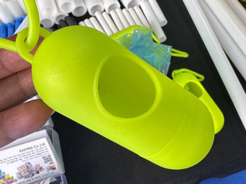 Lõi nhựa đựng túi rác thú cưng chính hãng - Hình ảnh sản phẩm 1 chất lượng cao tại KHO CÔNG NGHIỆP. Lõi nhựa đựng túi rác thú cưng là giải pháp nhỏ gọn và bền bỉ để bạn luôn sẵn sàng dọn dẹp khi dắt thú cưng đi dạo. Được chế tạo từ nhựa cao cấp với nhiều màu sắc thời trang, lõi đựng này bảo vệ cuộn túi rác vệ sinh khỏi bụi bẩn và ẩm ướt. Sản phẩm tích hợp móc khóa tiện dụng, dễ dàng gắn vào bất cứ đâu, giúp bạn rút túi rác nhanh chóng và giữ gìn vệ sinh môi trường một cách chủ động nhất.